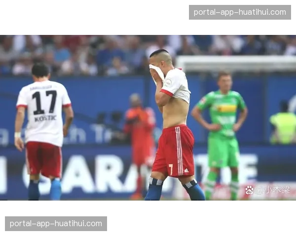 现场直击：门兴小球迷冲入场内拥抱偶像，随后被安保带离