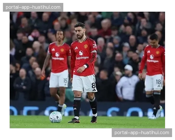 英超裁判标准争议再起：曼联3次遭不利判罚，利兹联2球均犯规在先