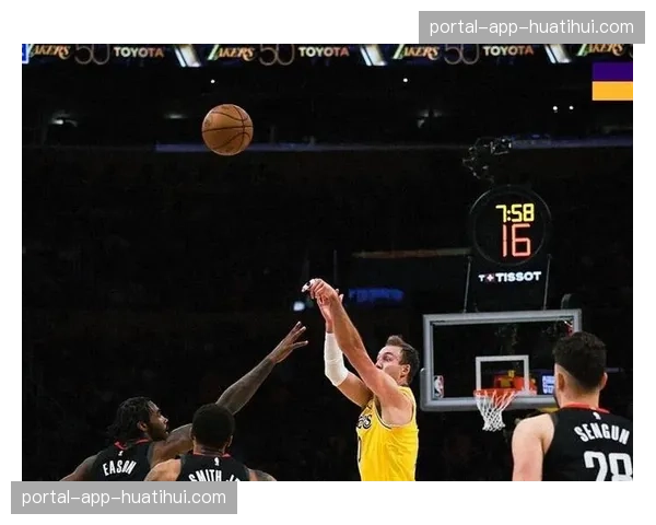 湖人107-98力克火箭取季后赛开门红，肯纳德三分5中5砍27分